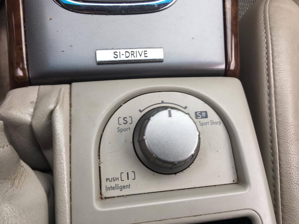 Toyota Outback H6 with central button to control the driving mode.